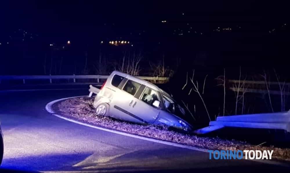 incidente Castellamonte SP 565 auto contro guardrail (1)